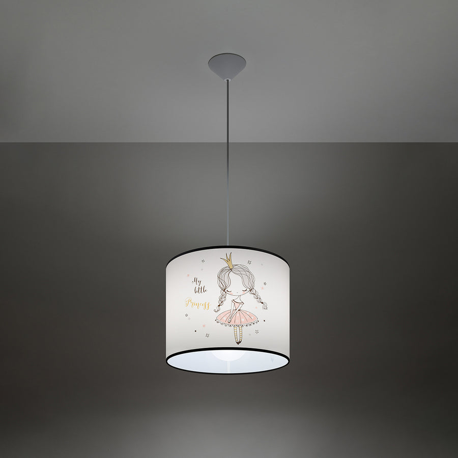 Luminaire allumé dans une pièce sombre, diffusant une lumière douce à travers l'abat-jour.
