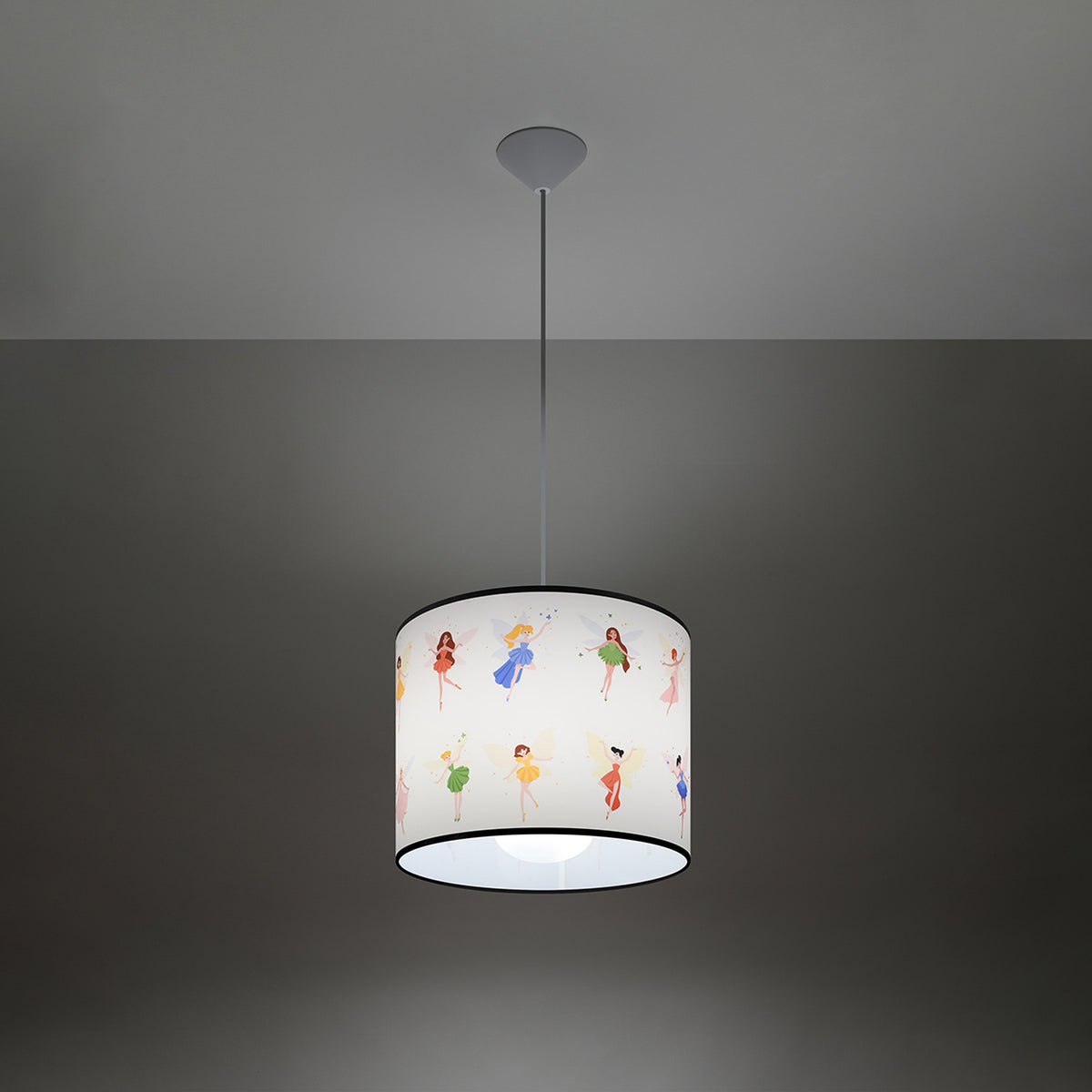 Lampe allumée en ambiance sombre, lumière douce filtrant sous l'abat-jour blanc.