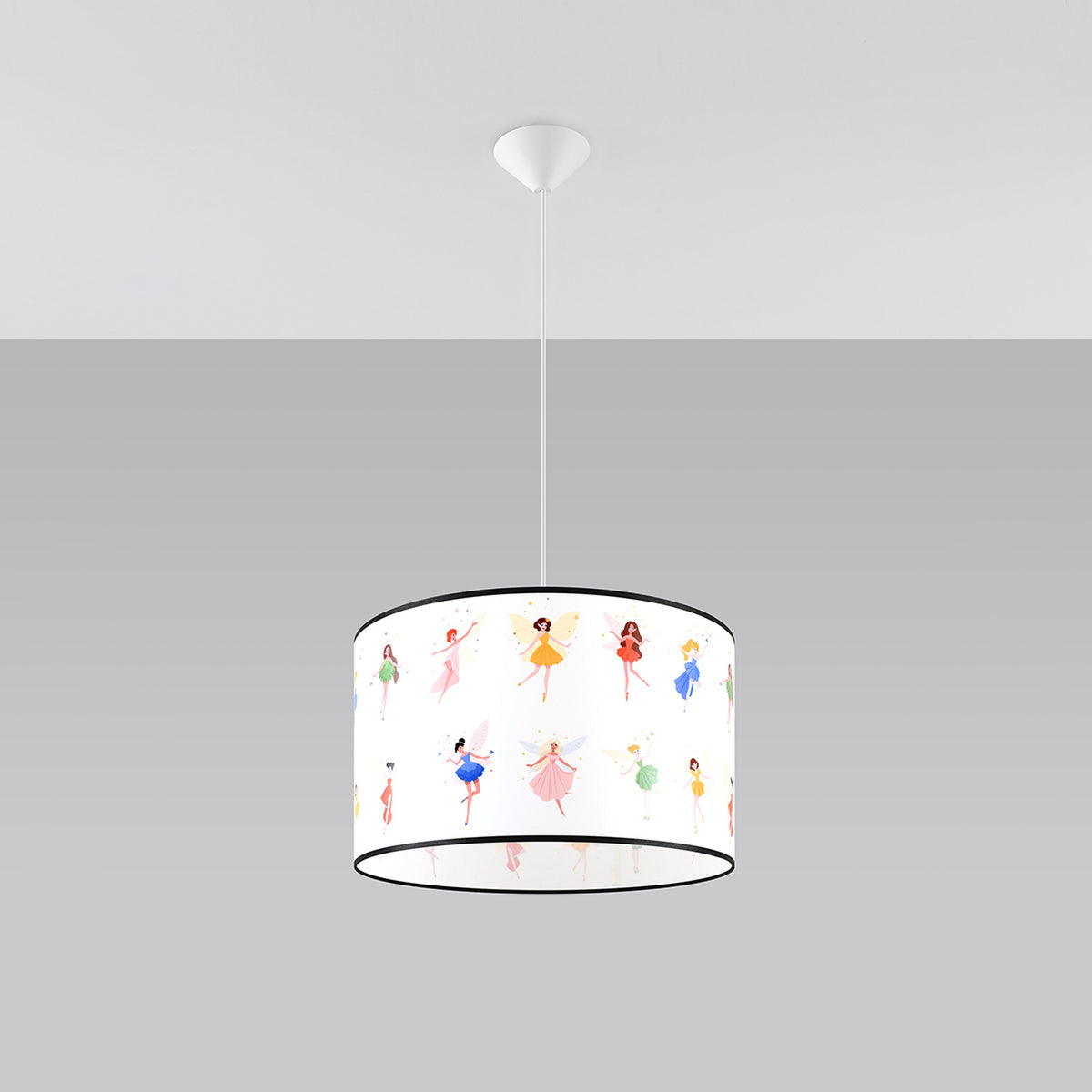 Luminaire suspendu présenté seul sur fond gris clair, abat-jour blanc et liseré noir.