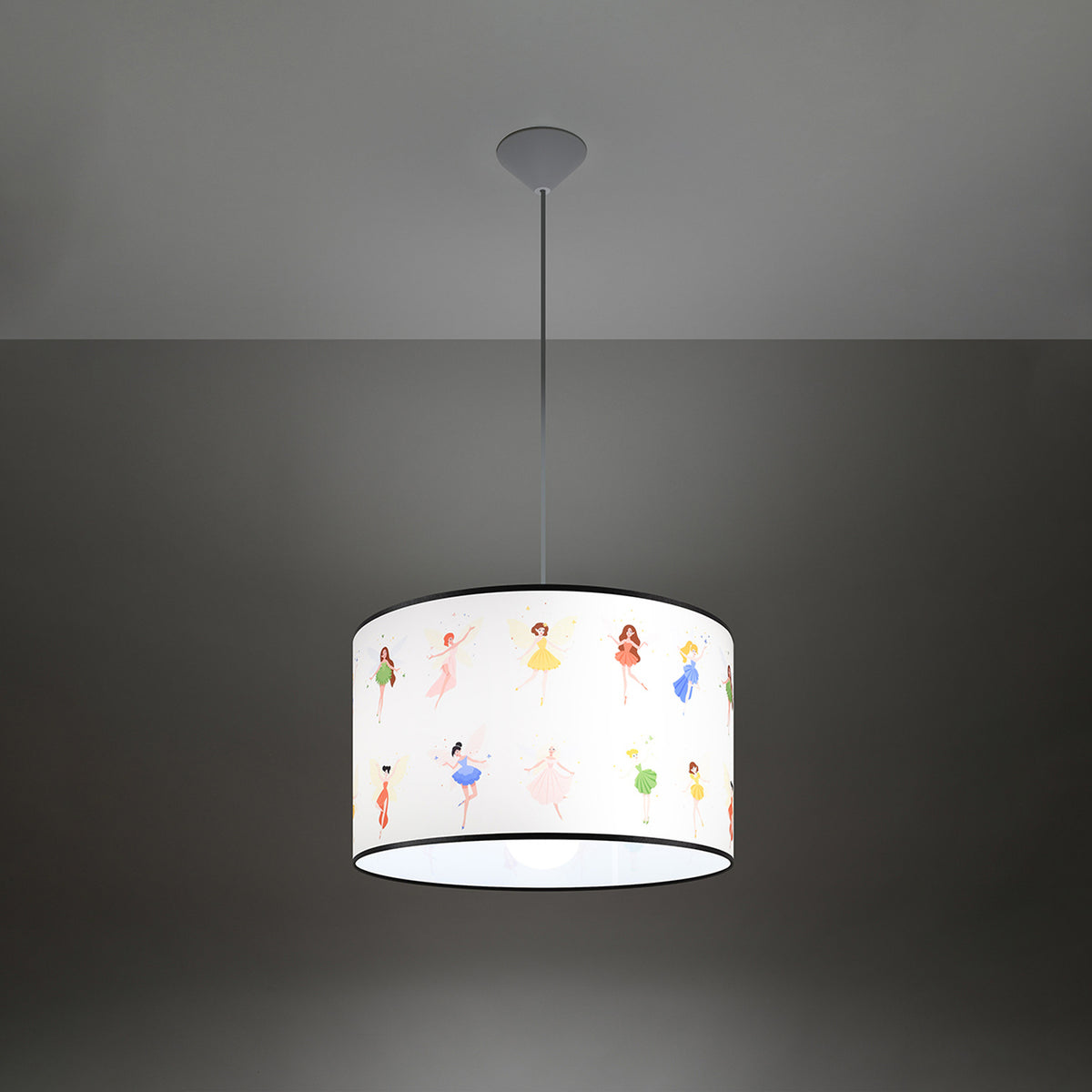 Même suspension allumée dans une pièce sombre, mettant en valeur la lumière diffuse.