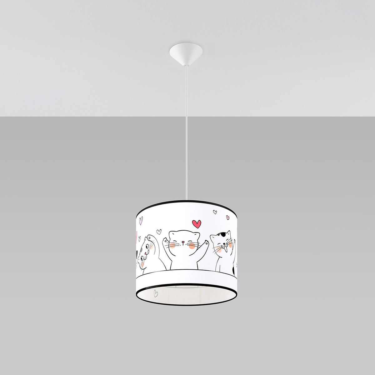 Lampe suspendue installée au plafond dans une pièce grise, vue de face avec cordon blanc.