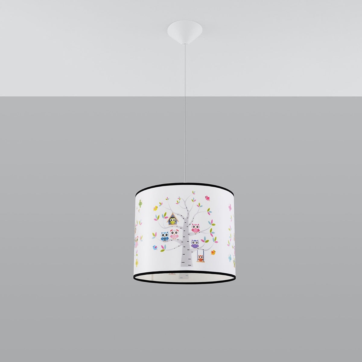 Vue de face du luminaire suspendu sur fond gris, câble blanc et rosace de plafond.
