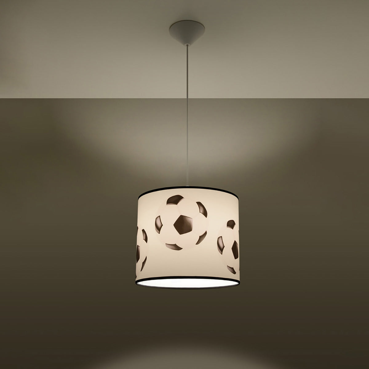 Luminaire allumé dans une pièce sombre, lumière chaude diffusée par l'abat-jour.