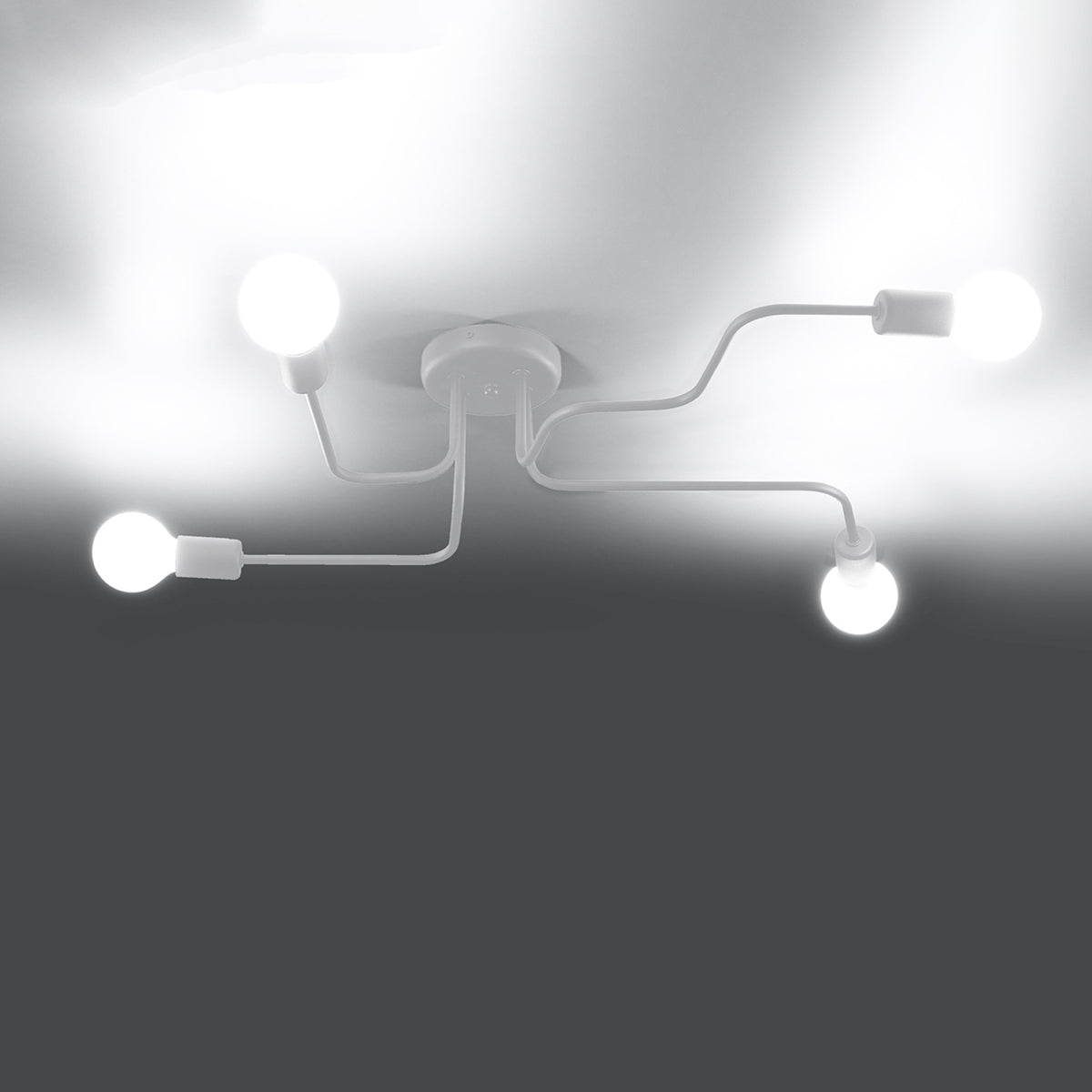 Luminaire allumé au plafond, halos lumineux diffusés dans la pénombre
