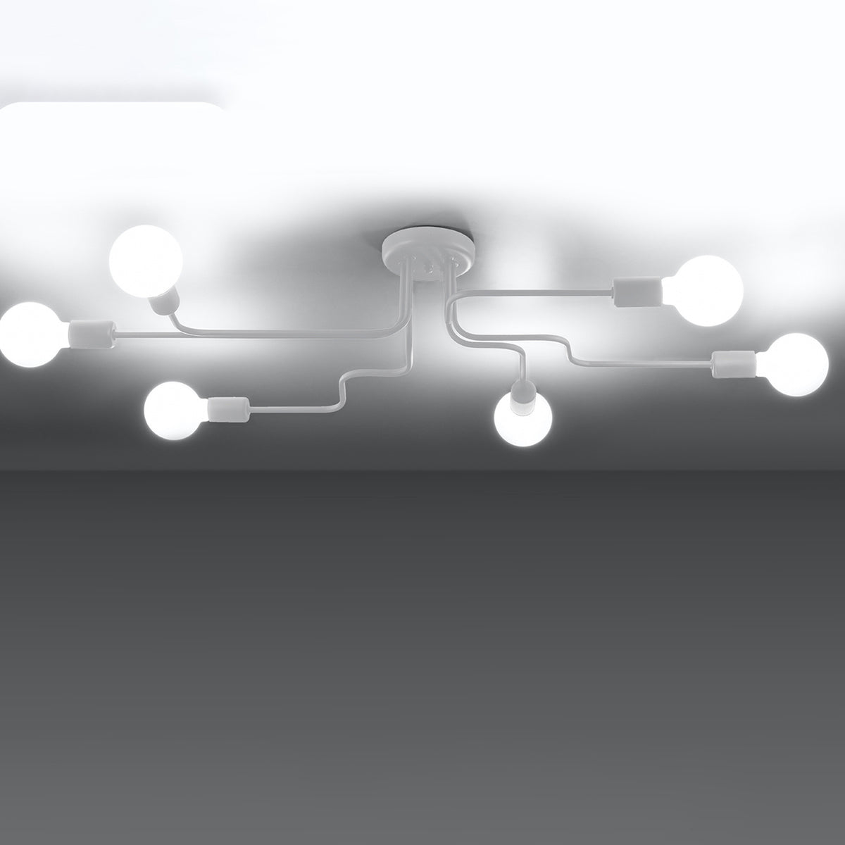 Luminaire allumé dans l'obscurité, six globes diffusant une lumière chaude et égale