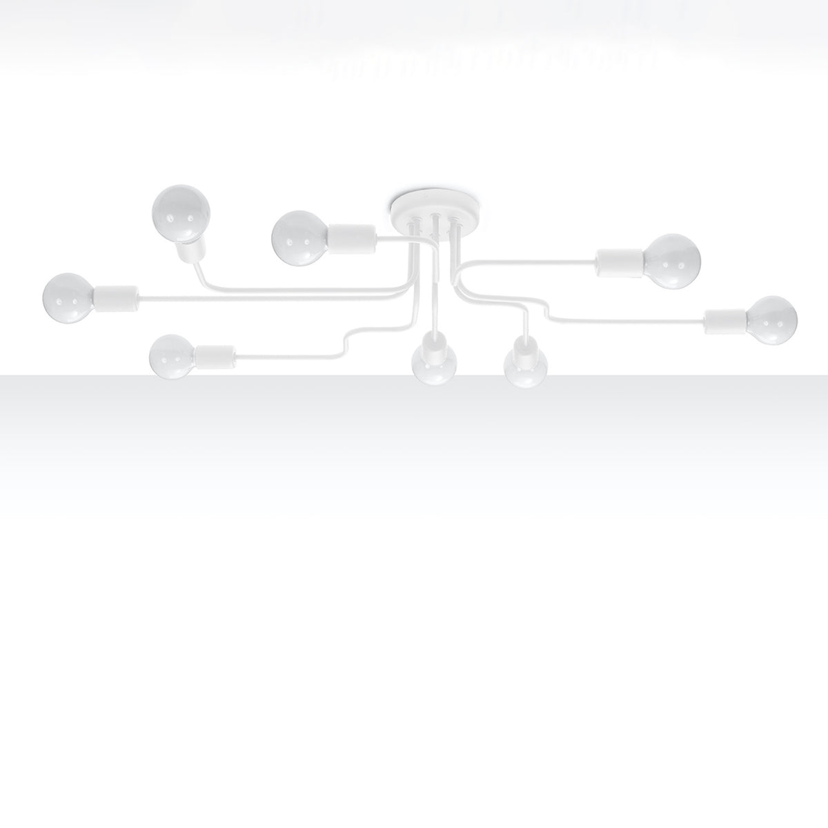 Vue de face du luminaire blanc à huit bras, ampoules rondes, sur fond gris clair dégradé.