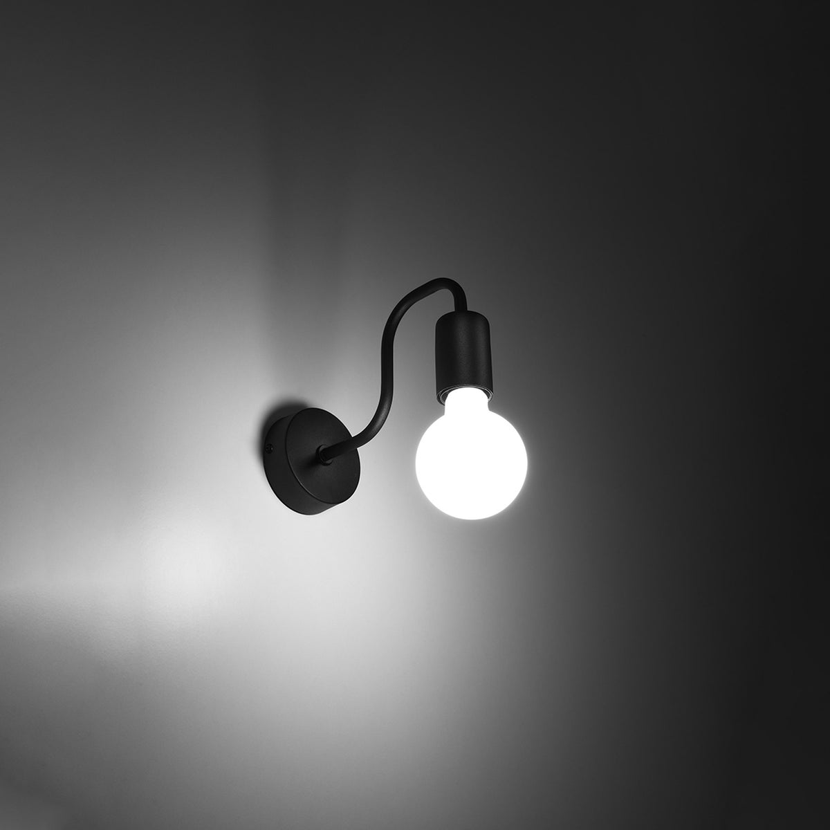 Applique murale noire allumée dans une ambiance sombre avec ampoule globe