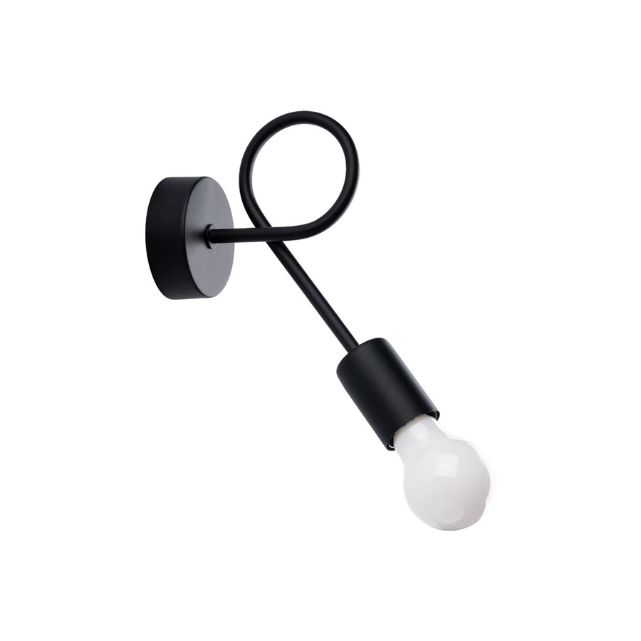 Applique murale noire de face sur fond blanc, avec bras courbé en boucle et ampoule blanche.