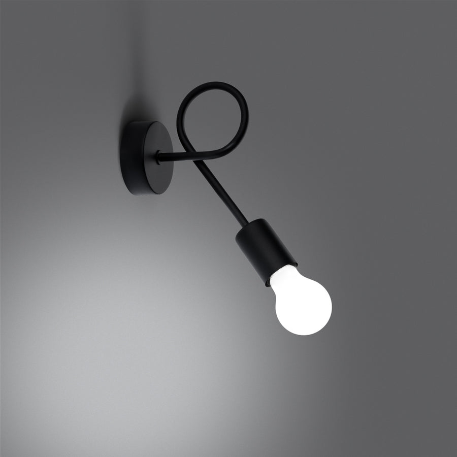 Applique murale noire allumée dans une pièce sombre, diffusant une lumière vive.