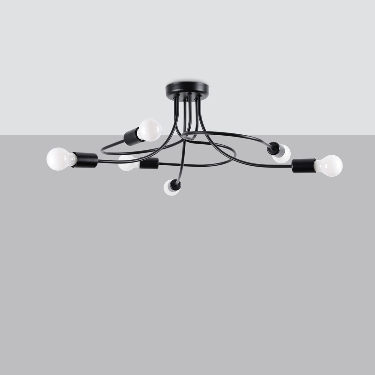 Meme plafonnier noir presente sur fond gris avec ampoules blanches eteintes