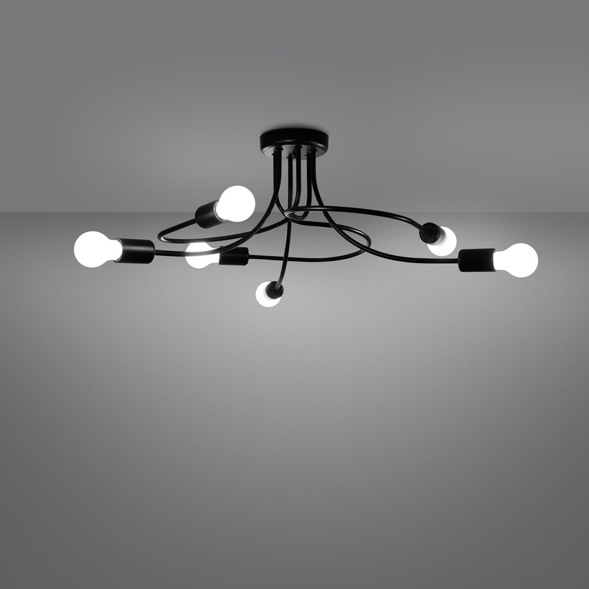Plafonnier allume dans une piece sombre, ampoules blanc opaque lumineuses