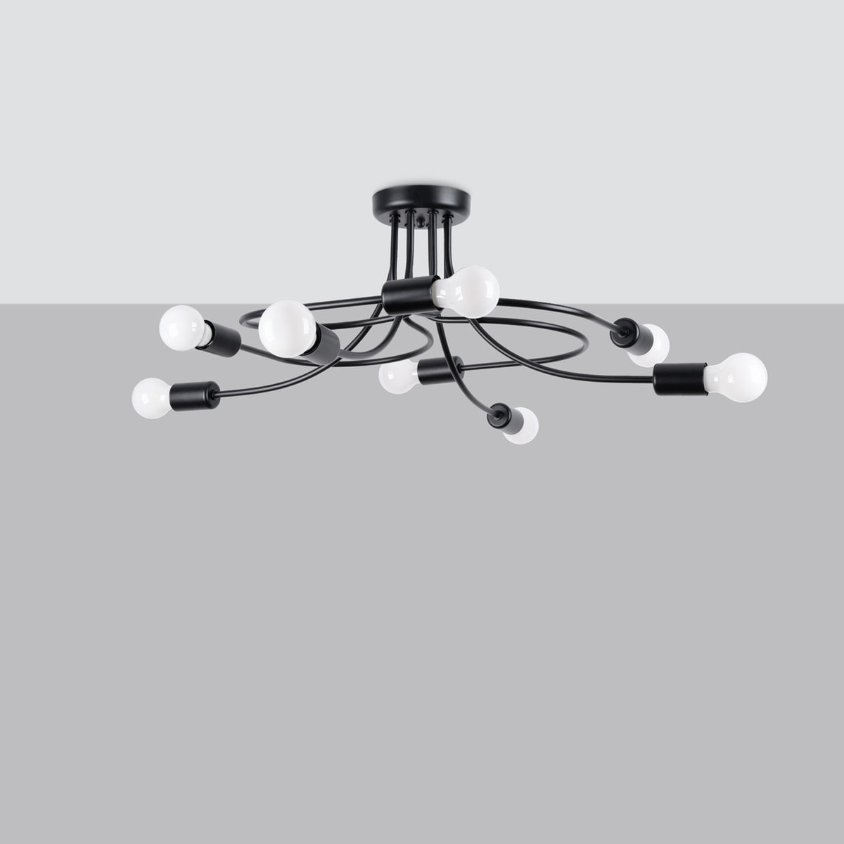 Vue d'ensemble du plafonnier noir à huit ampoules sur fond gris.