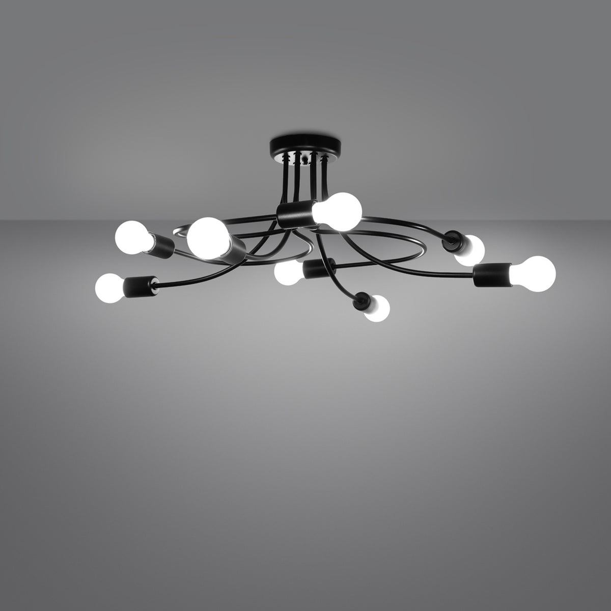 Luminaire allumé, ampoules blanches illuminées, mettant en valeur les bras noirs recourbés.