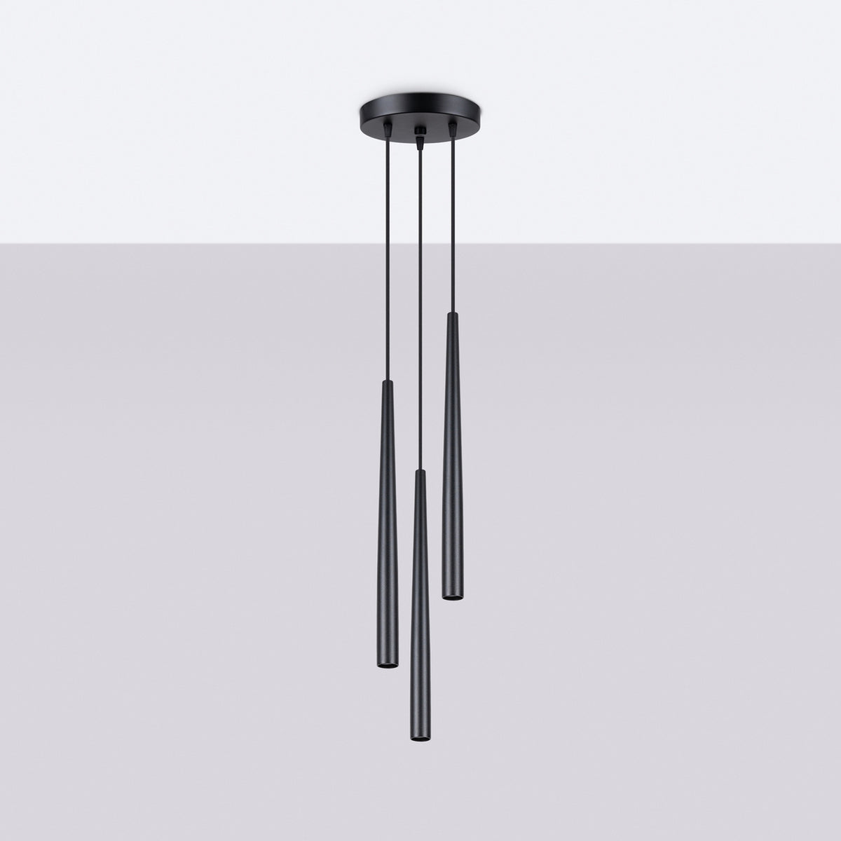 Suspension présentée de face sur fond gris clair, câbles et corps noir mat alignés