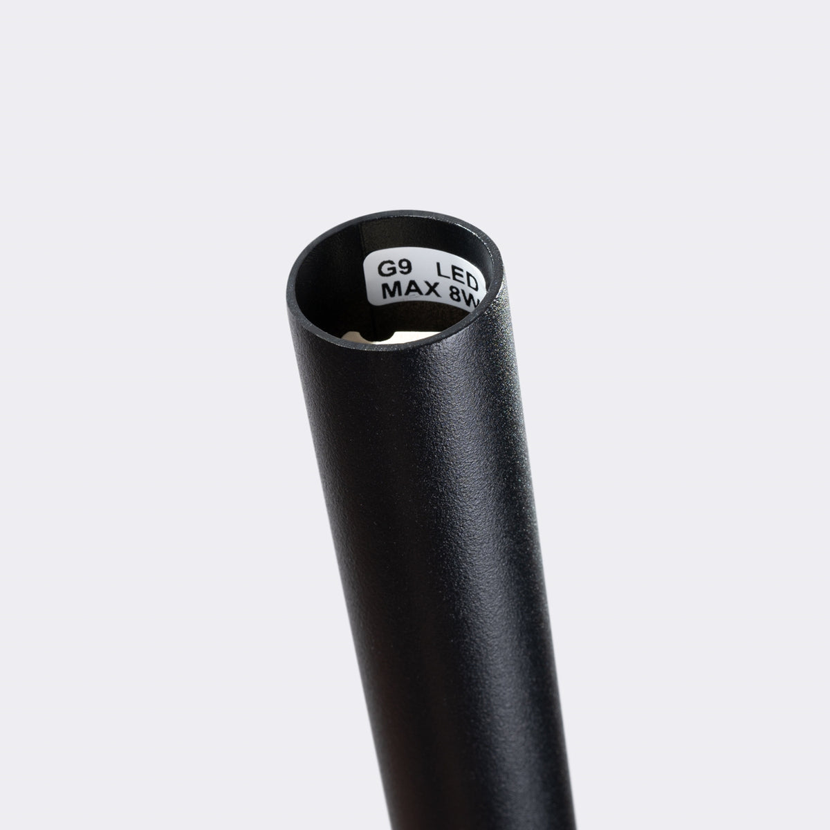Gros plan sur l'extrémité d'un tube noir et sa douille G9 LED limitée à 8W