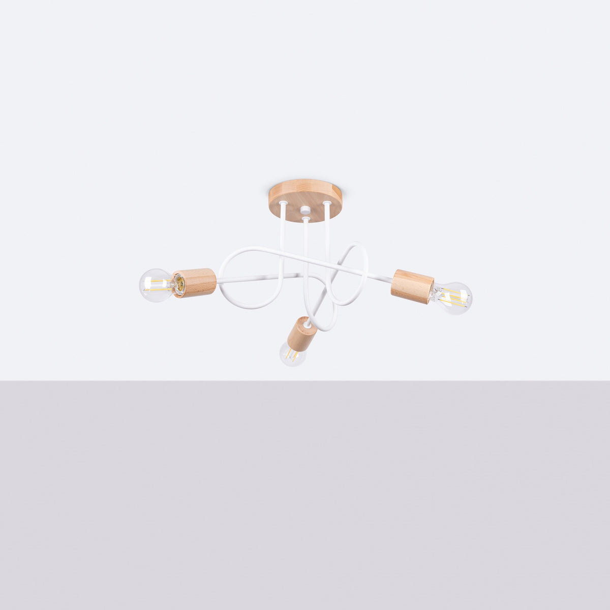 Vue de face sur fond gris, silhouette complète du luminaire avec ses trois ampoules