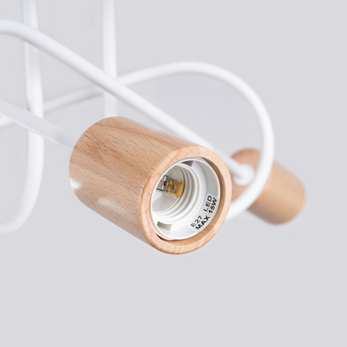 Gros plan sur une douille cylindrique en bois, marquage E27 15W LED