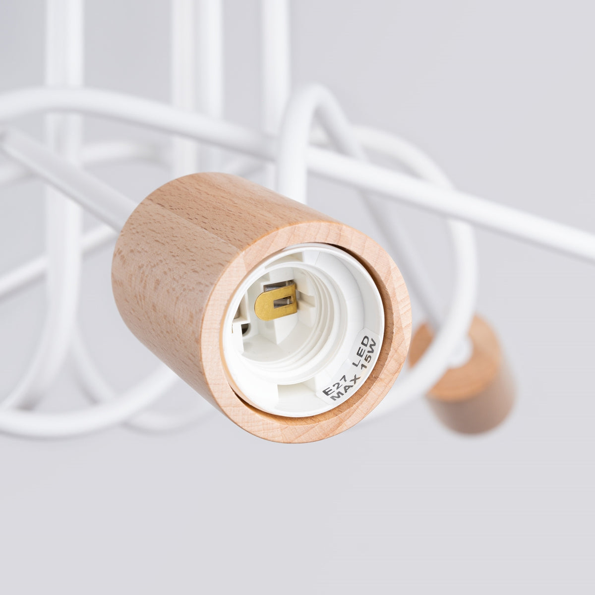 Gros plan sur une douille E27 en bois et son ampoule