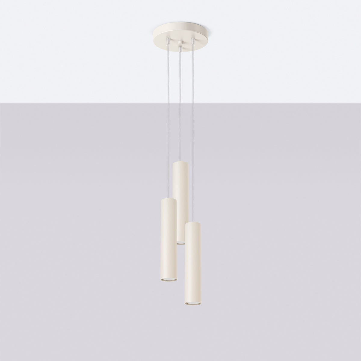 Vue de face du luminaire suspendu avec trois cylindres ivoire et câbles fins.