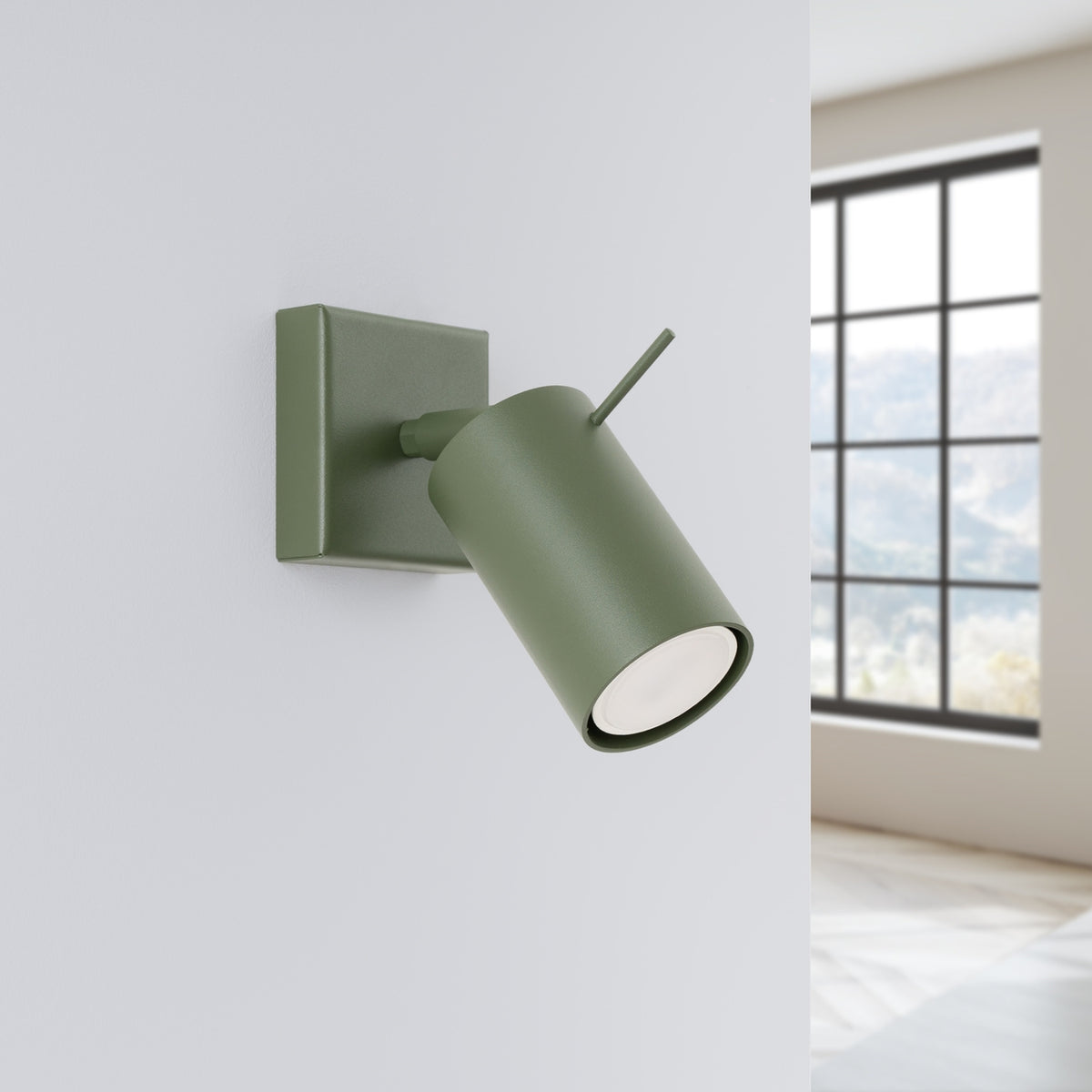 Vue en situation sur mur blanc, applique verte installée près d'une fenêtre noire
