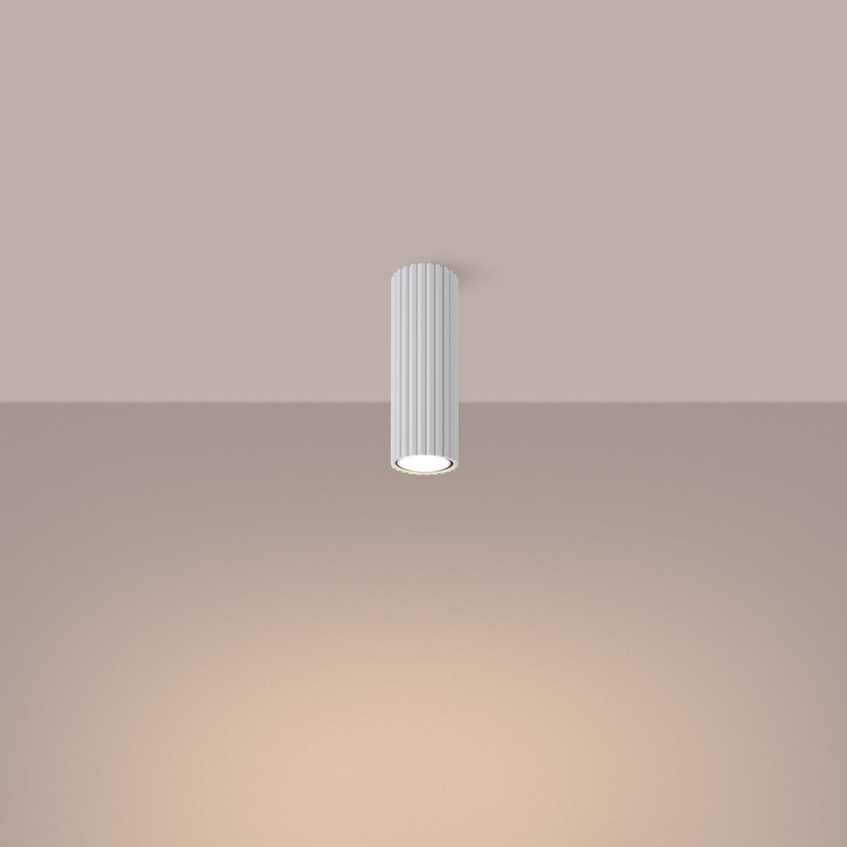 Même plafonnier blanc allumé au plafond, diffusant une lumière chaude dans la pièce.
