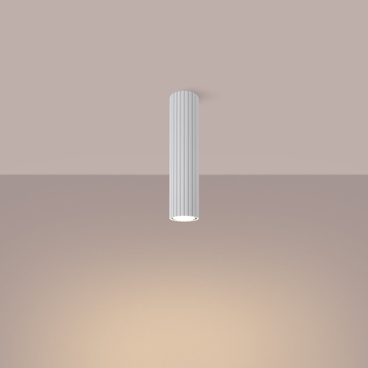 Mise en ambiance du plafonnier blanc allumé, lumière chaude diffusée au plafond