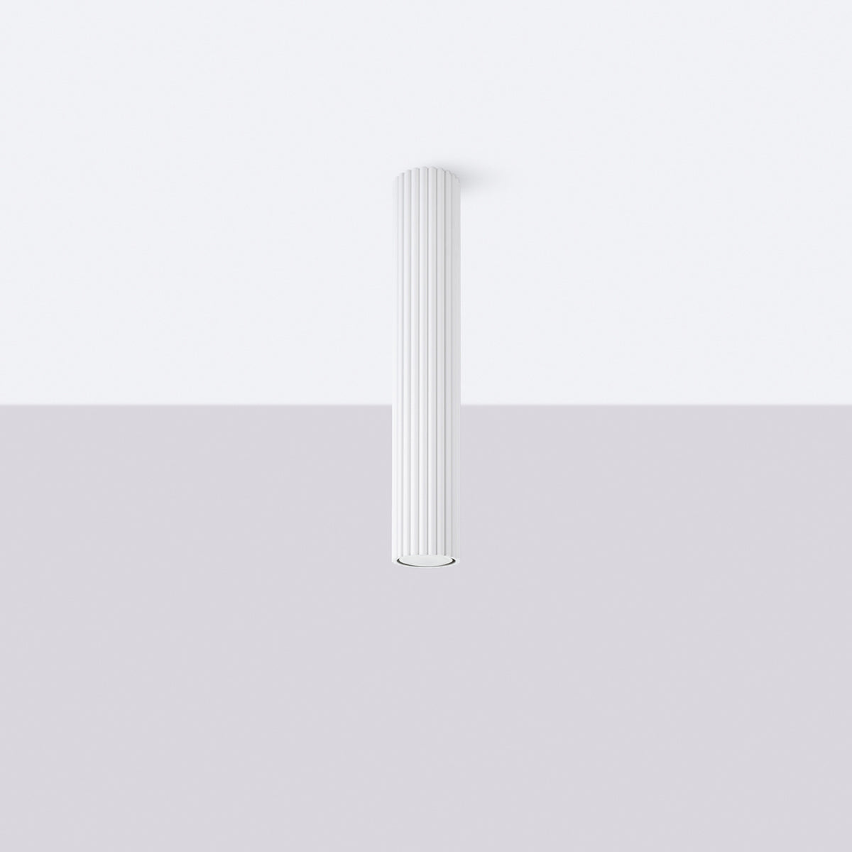 Plafonnier blanc fixé au plafond dans une pièce claire et épurée.