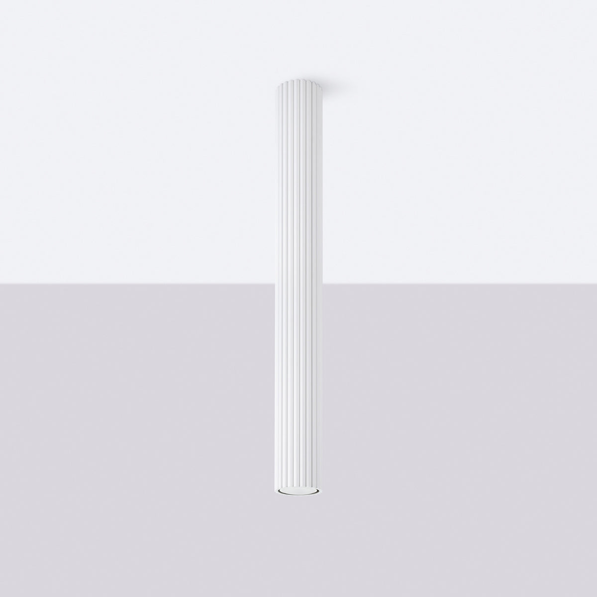 Plafonnier blanc fixé au plafond, cylindre allongé à cannelures verticales.