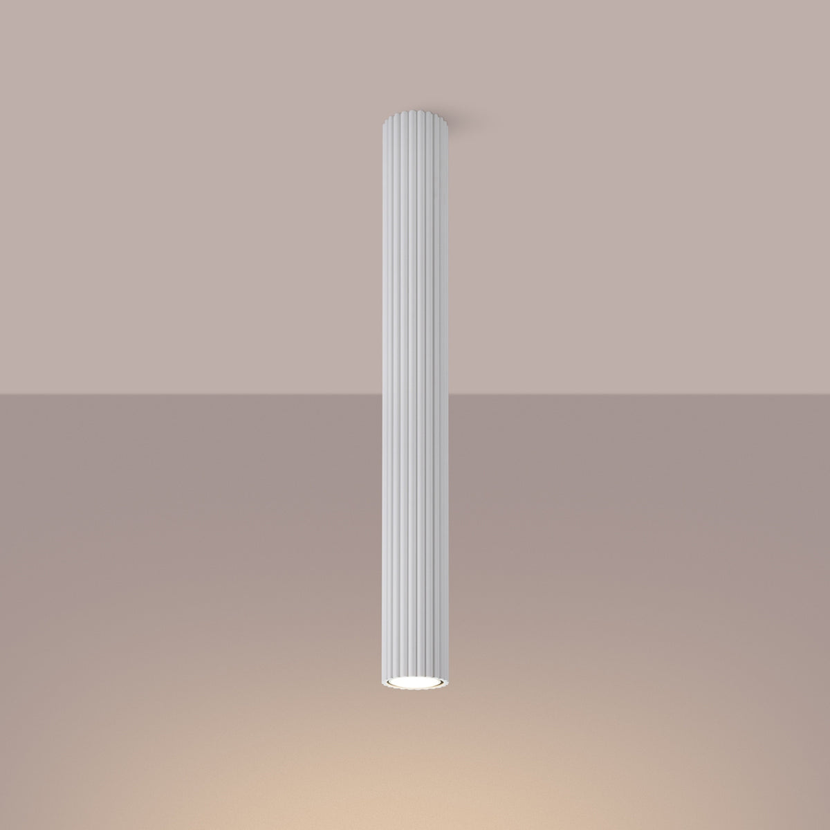 Plafonnier blanc allumé au plafond, halo lumineux diffusé vers le bas.