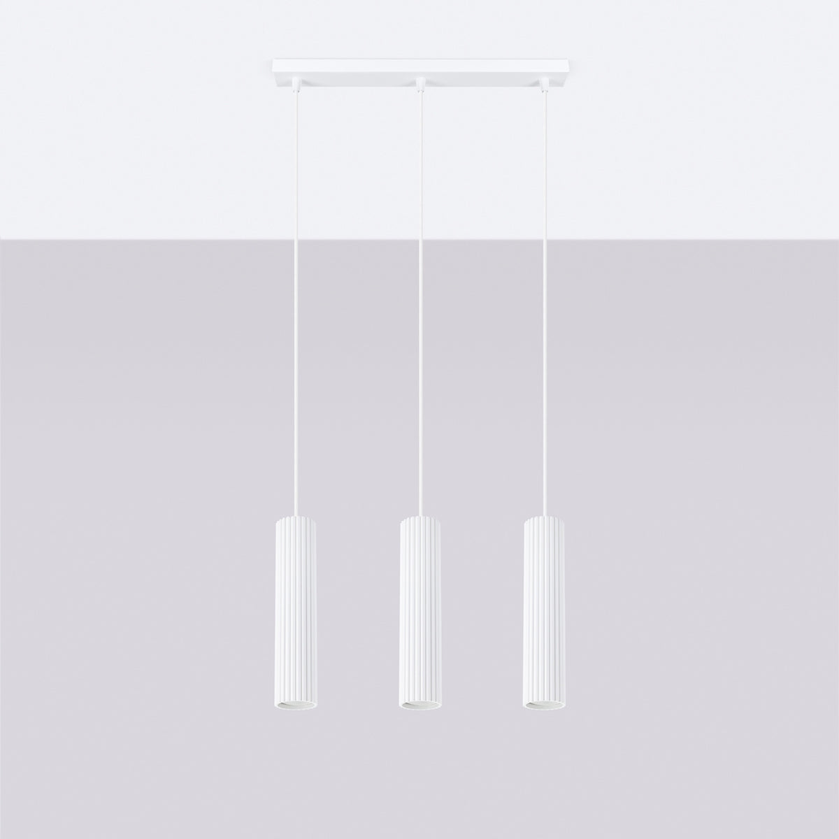 Vue d'ensemble du luminaire suspendu blanc sur fond gris clair uniforme.