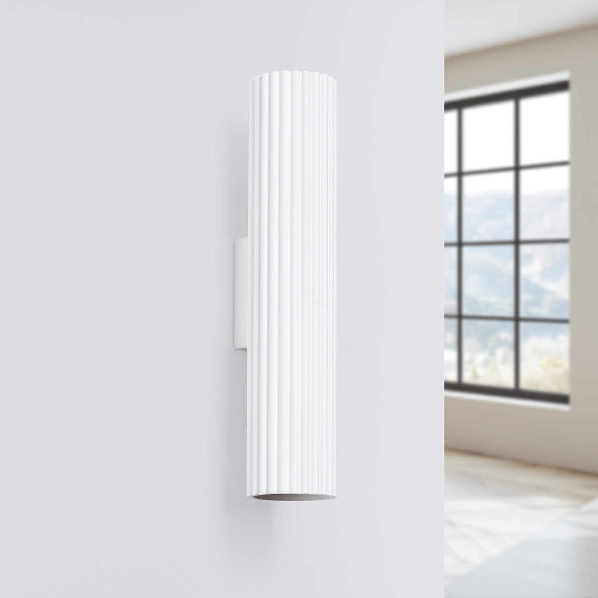 Applique blanche installée sur un mur clair, près d'une grande fenêtre