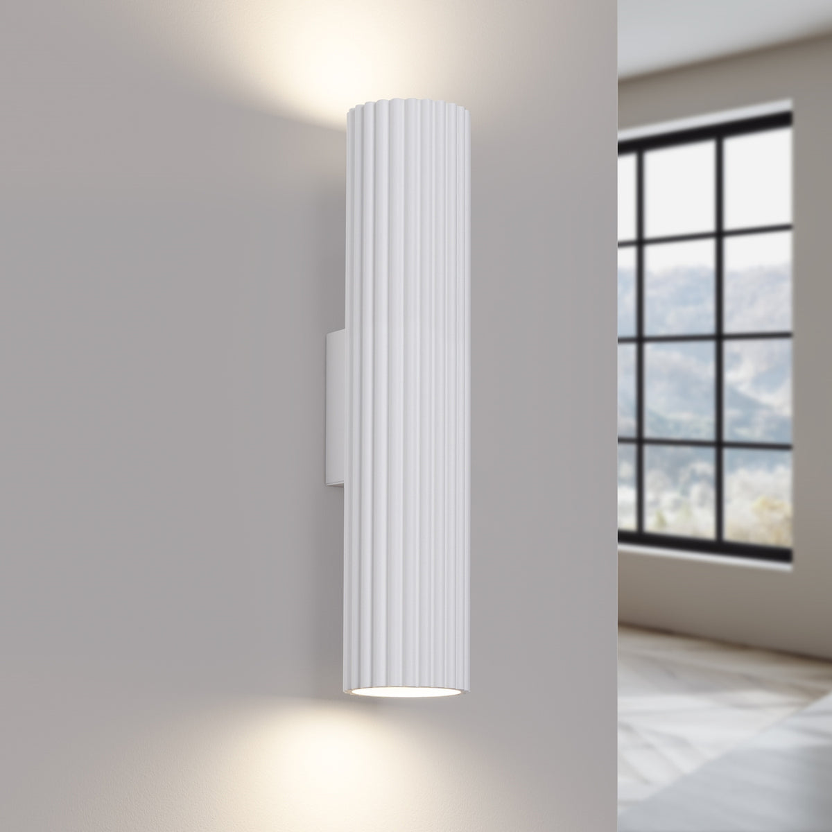 Luminaire blanc allumé, halo chaud projeté vers le haut et le bas