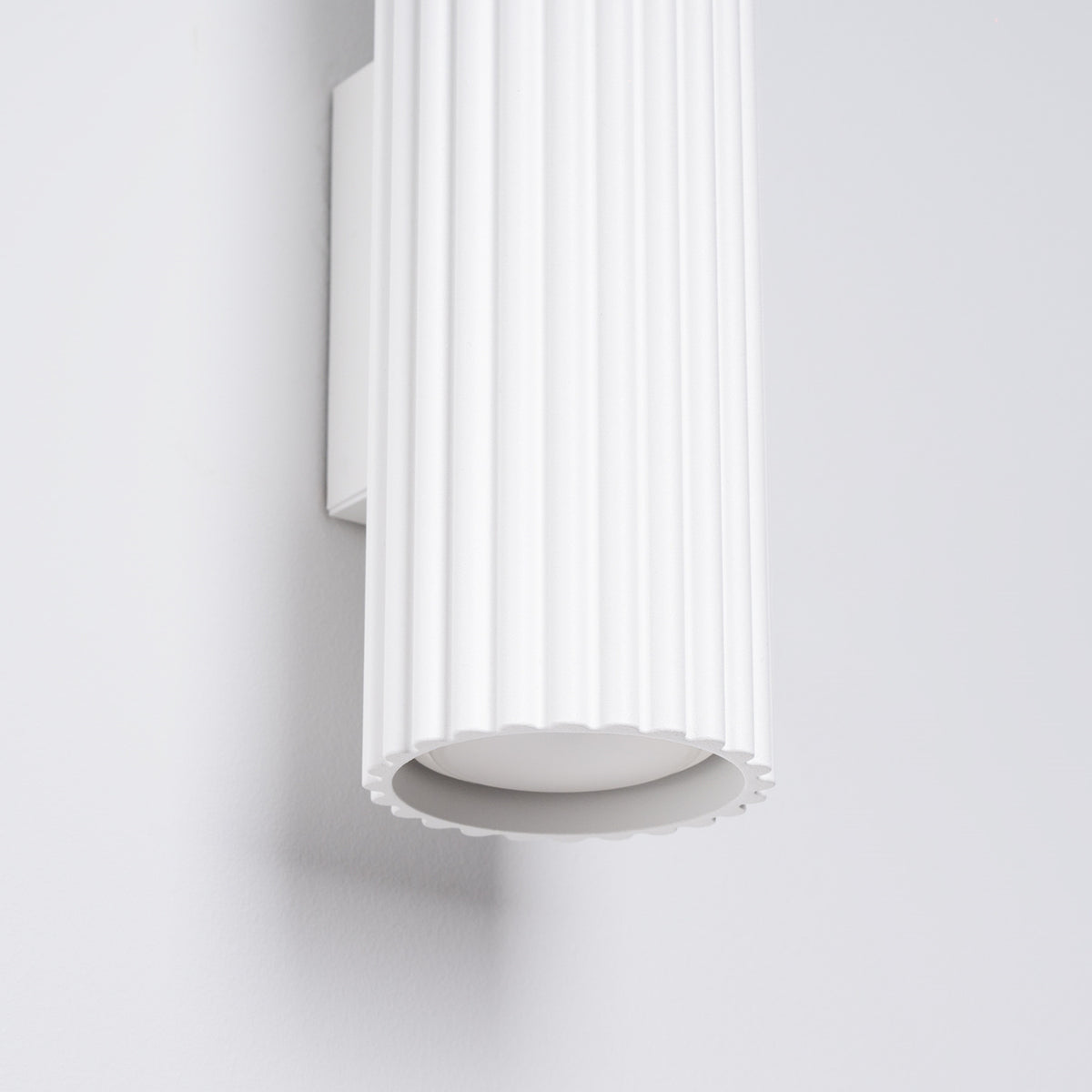 Détail rapproché de l'ouverture inférieure et du diffuseur du modèle blanc
