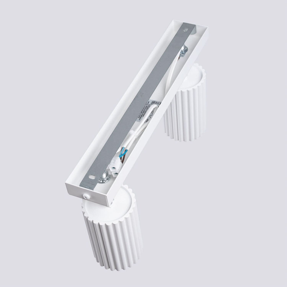 Vue arrière montrant la platine de fixation métallique et le câblage électrique du produit