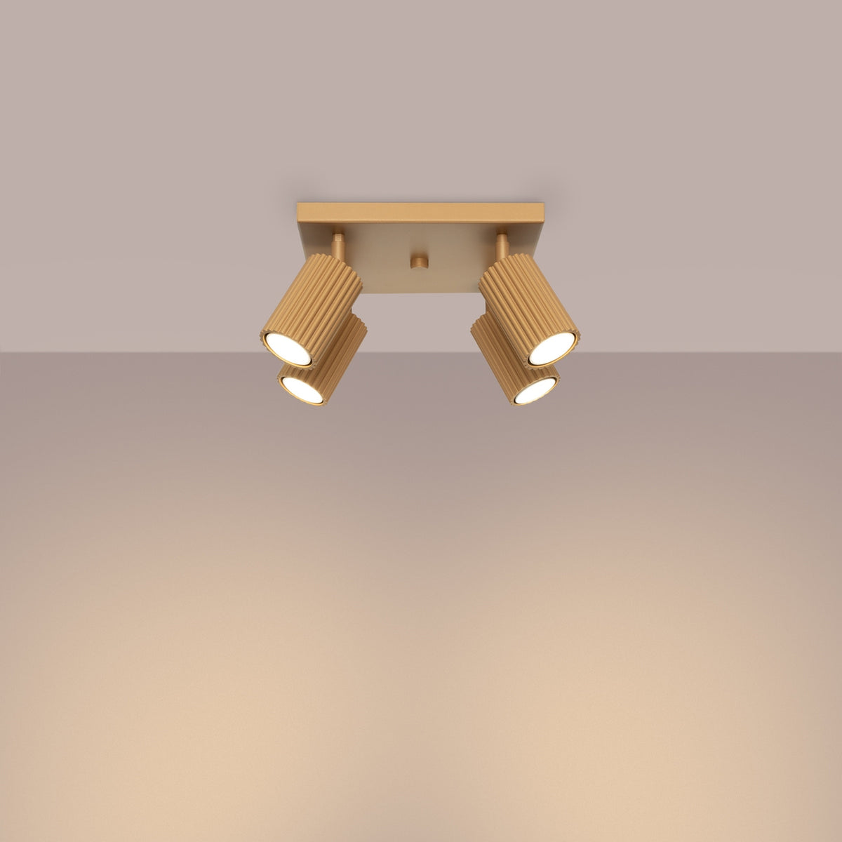 Mise en ambiance du plafonnier allumé diffusant une lumière chaude sur le mur