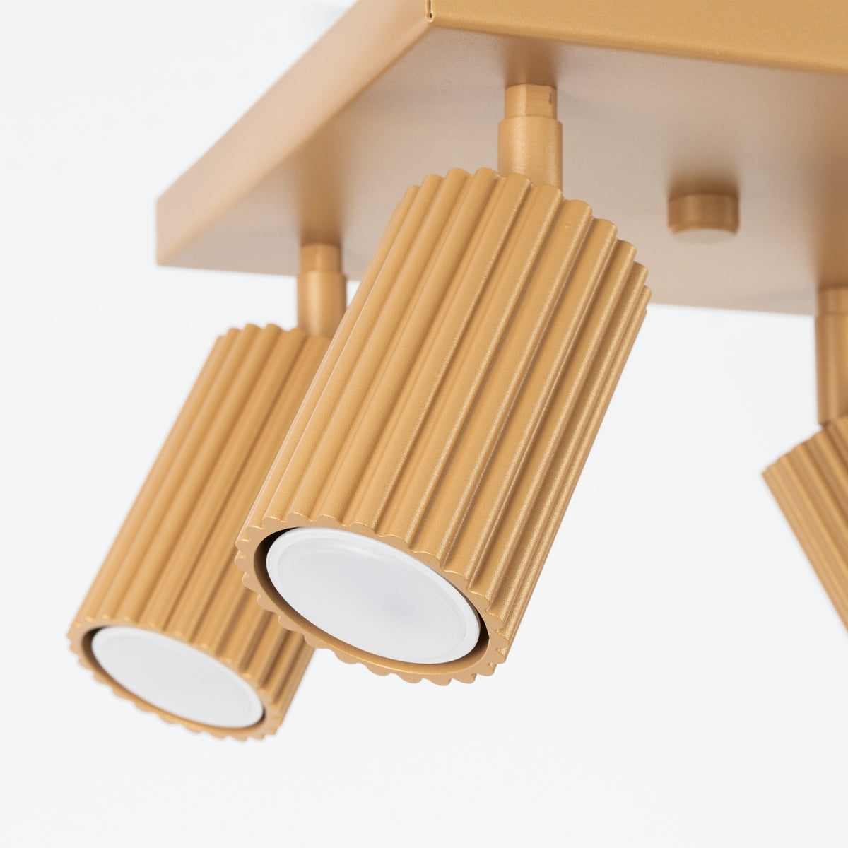 Gros plan sur la texture striée dorée des spots et l'intérieur des diffuseurs