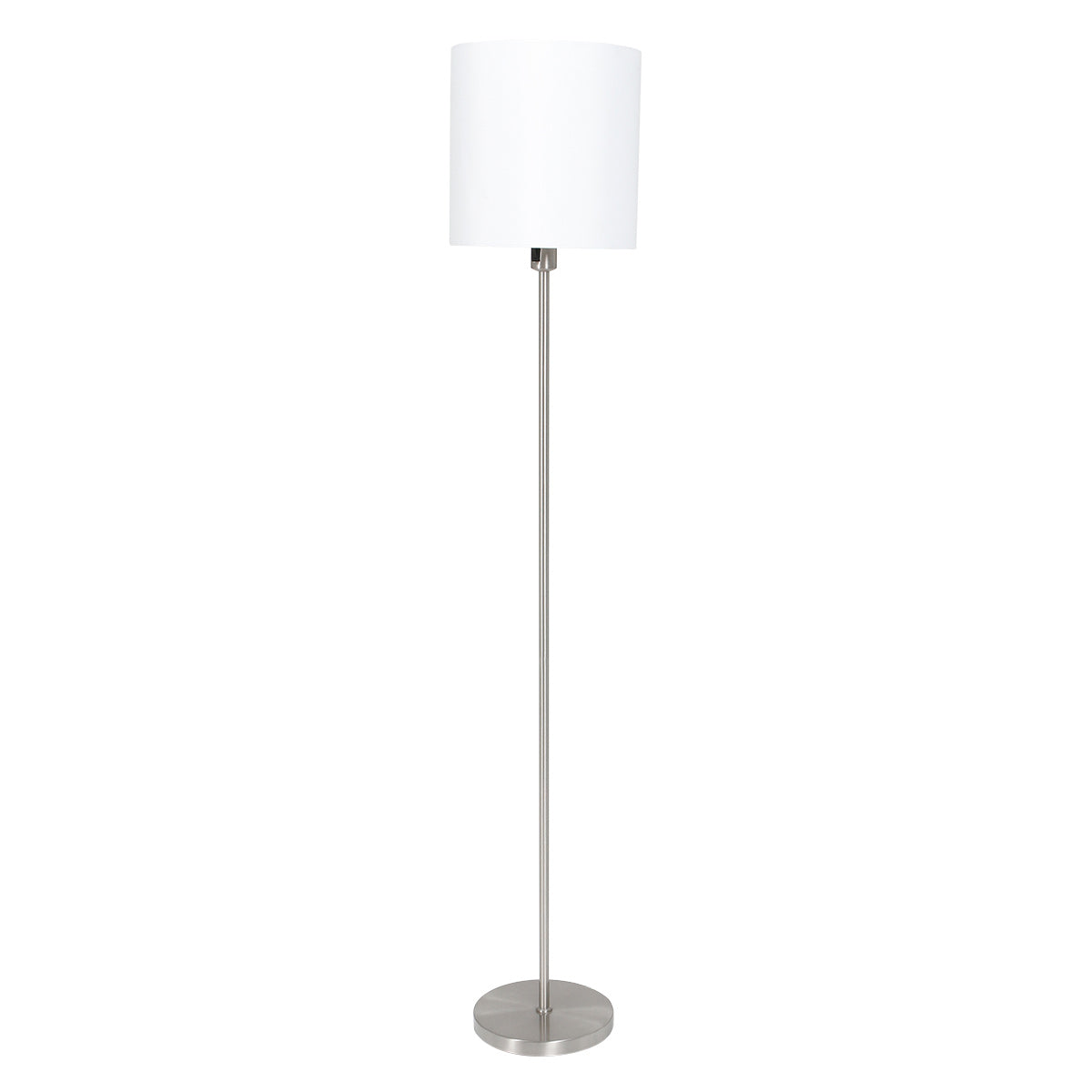 Vue de face du lampadaire allumé, abat-jour cylindrique blanc et tige chromée