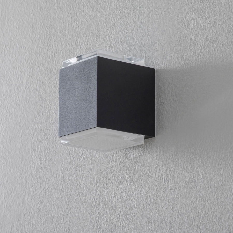 Vue de face de l'applique cubique noire éteinte, verre transparent en haut et bas