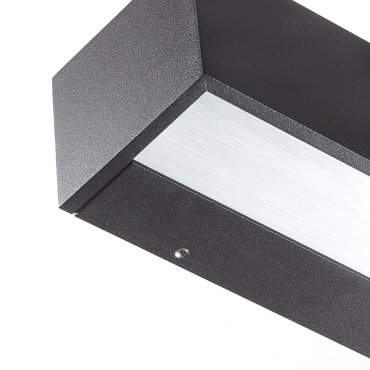 Détail du coin en aluminium noir et du diffuseur blanc, vis apparentes sur le profil.