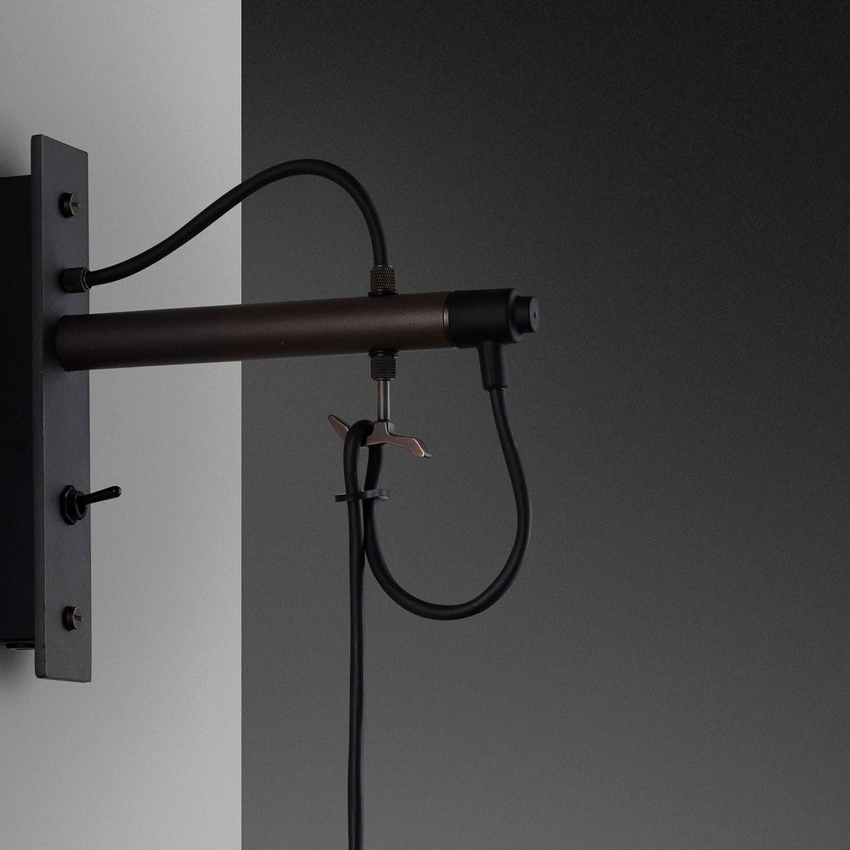 Applique murale Hooked Wall en acier, graphite et bronze, 40 W, modèle 2