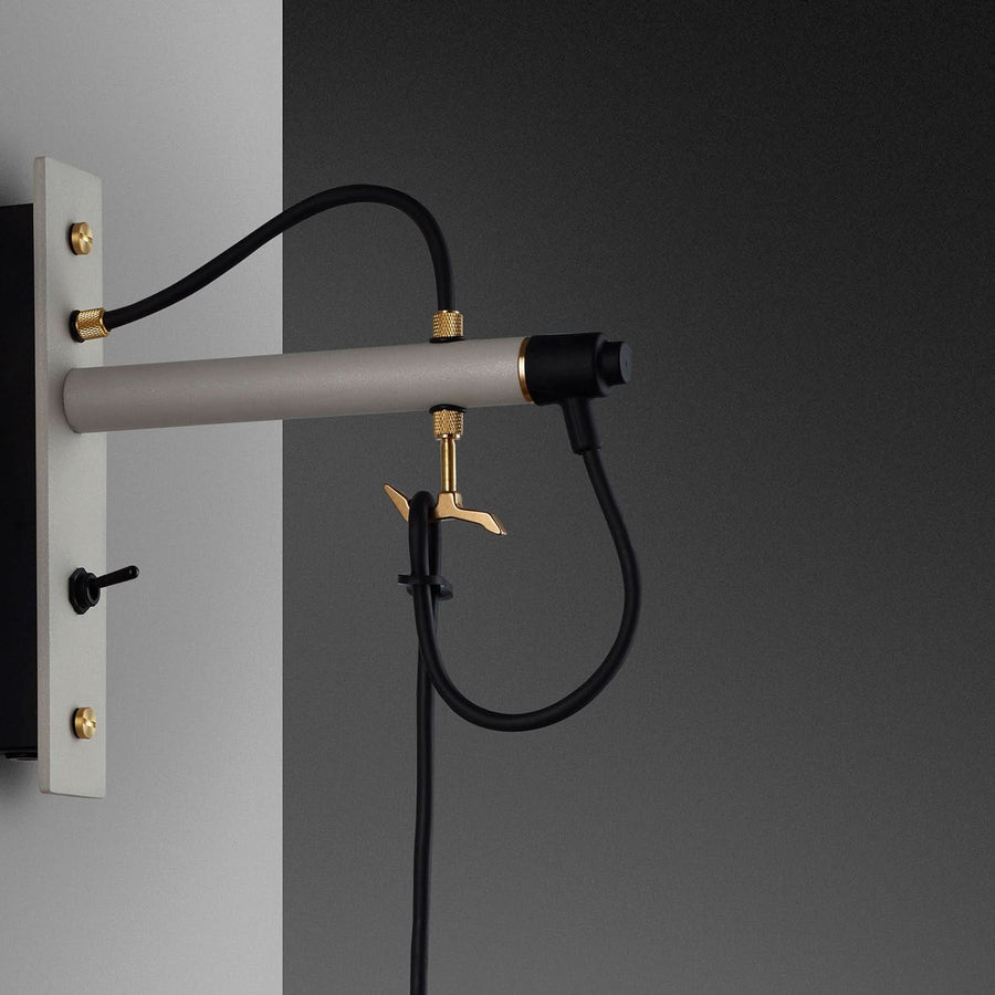 Applique murale Hooked Wall en acier, gris clair et laiton, 40 W, modèle 3