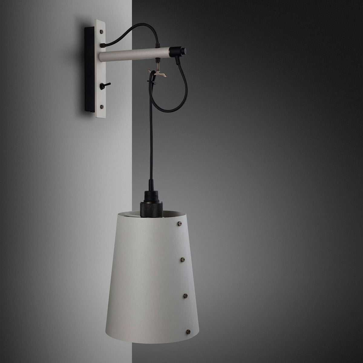 Applique murale Hooked Wall en acier, gris clair et bronze, 40 W, modèle 3