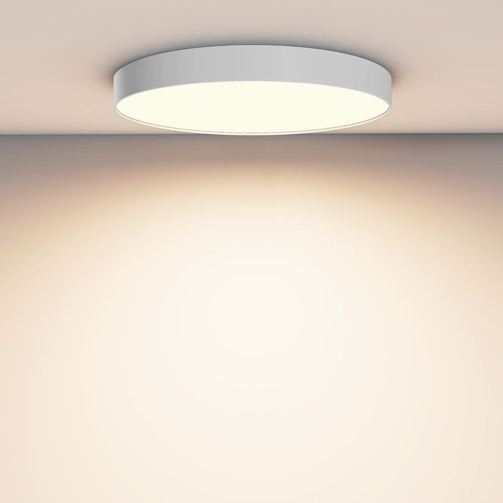 Mise en ambiance du plafonnier blanc fixé au plafond diffusant une lumière chaude