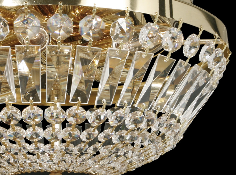 Zoom serré sur les prismes taillés et rosaces de cristal suspendues