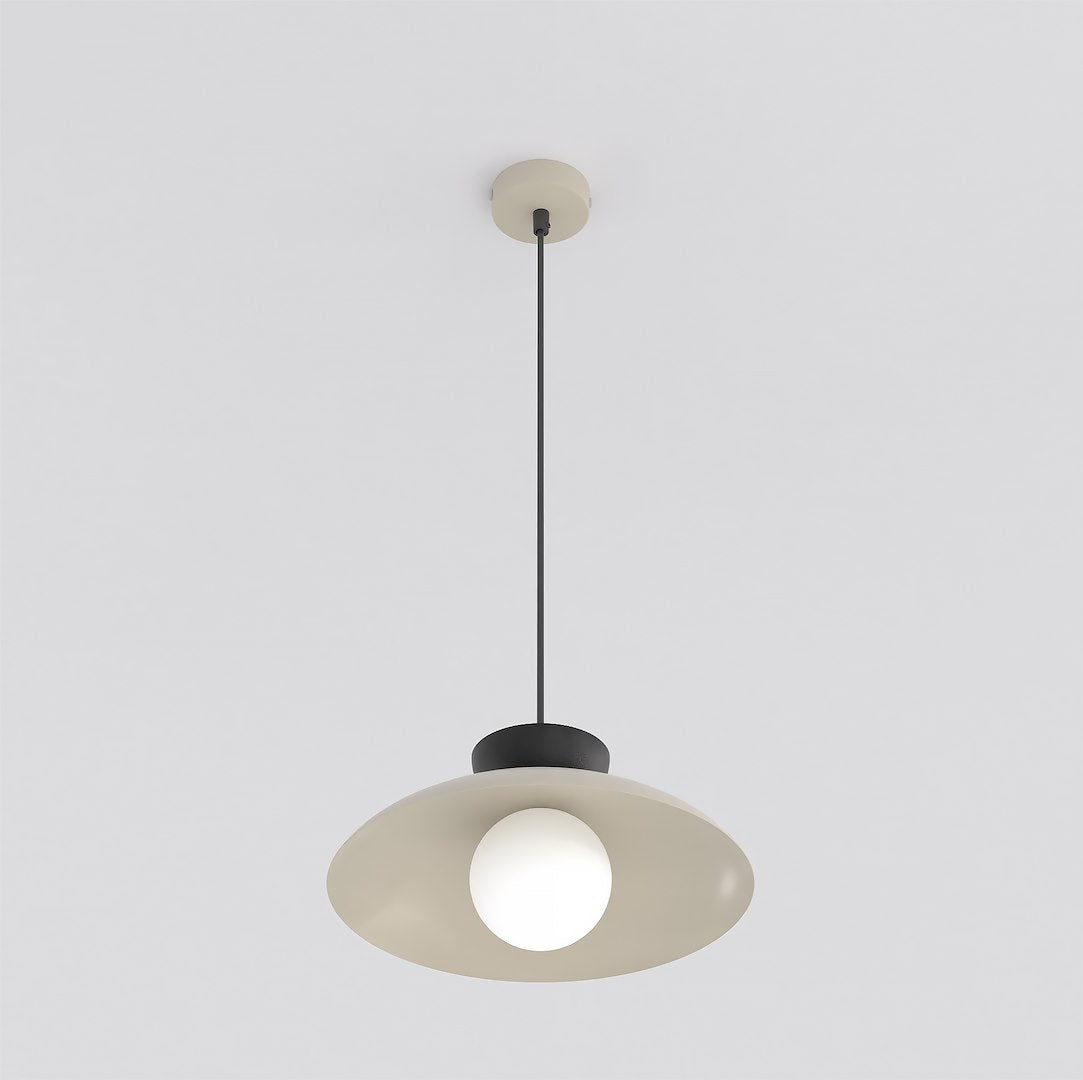 Gros plan sur l'abat-jour beige et le diffuseur rond en verre blanc
