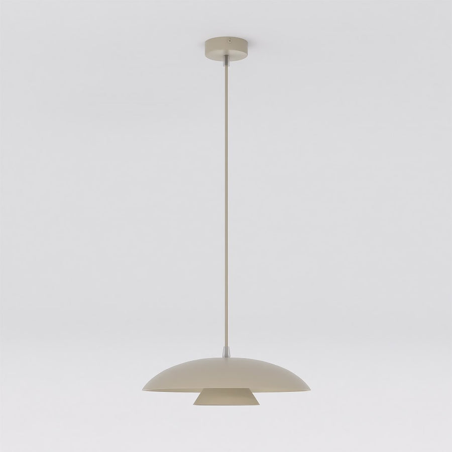 Vue de face de la suspension beige, double abat-jour et tige fine verticale.