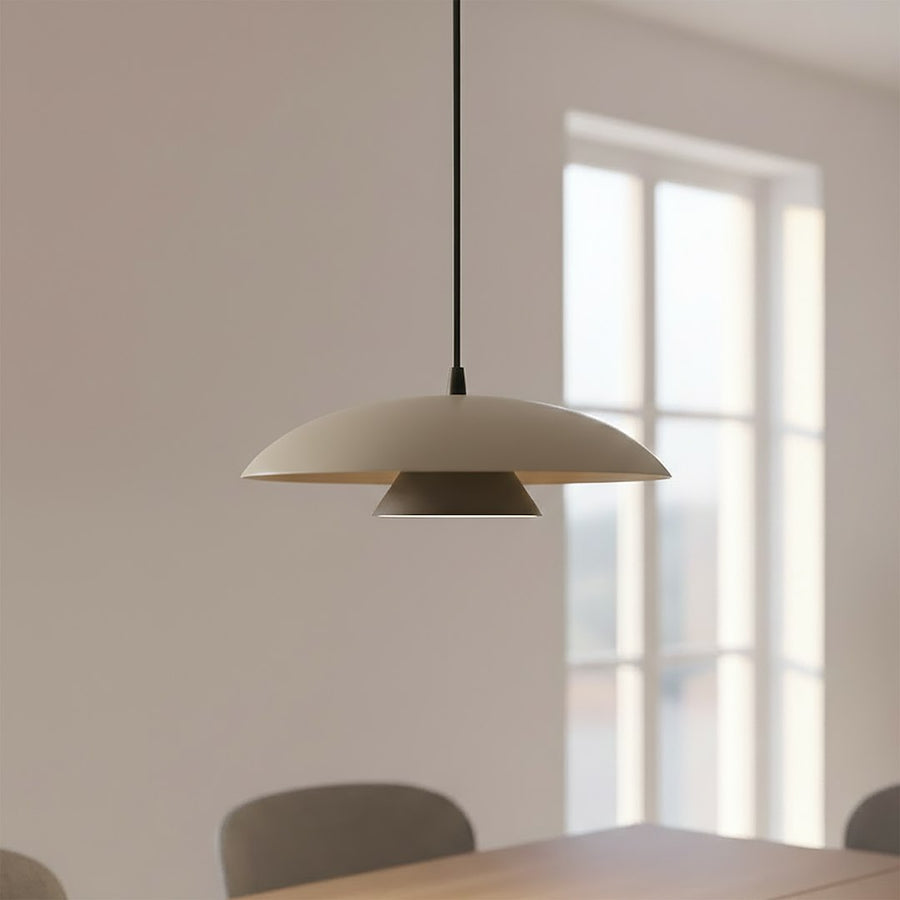 Gros plan du luminaire devant une fenêtre laissant deviner son profil