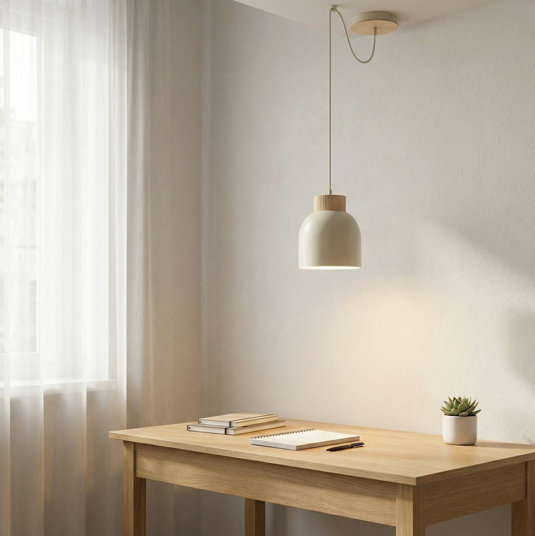 Scène d'ambiance près d'une fenêtre, luminaire suspendu au-dessus d'un bureau