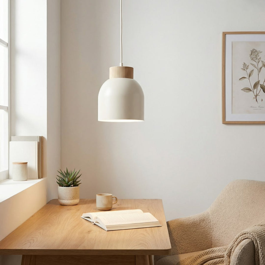 Suspension blanche suspendue dans un intérieur clair, près d'un fauteuil et d'une plante.