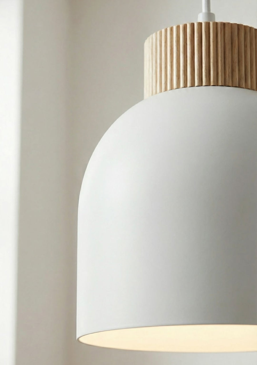 Détail finition : col en bois strié et bord inférieur de l'abat-jour blanc